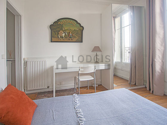 Chambre lumineuse équipée de bureau, penderie, placard, 1 chaise(s)
