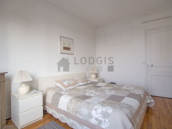 Chambre avec fenêtres double vitrage donnant sur cour