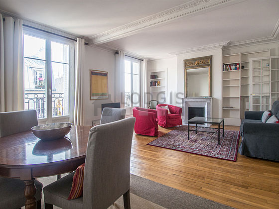 Salon avec du parquet au sol