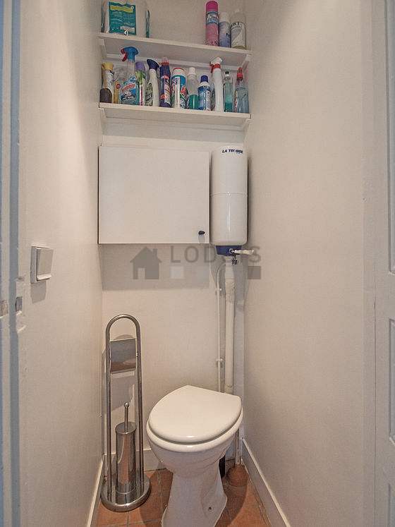 Toilettes indépendantes de la salle d'eau
