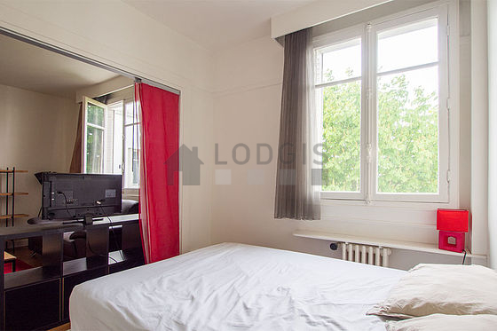 Very quiet and bright alcove equipped with 1 bed(s) of 140cm, rack