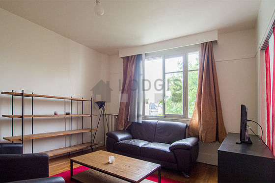 Living room of 12m² with wooden floor
