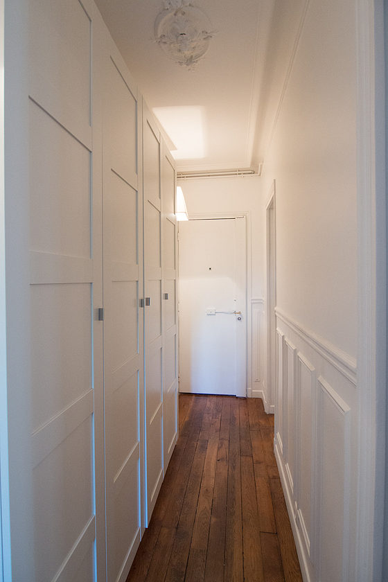 Very beautiful entrance with wooden floor