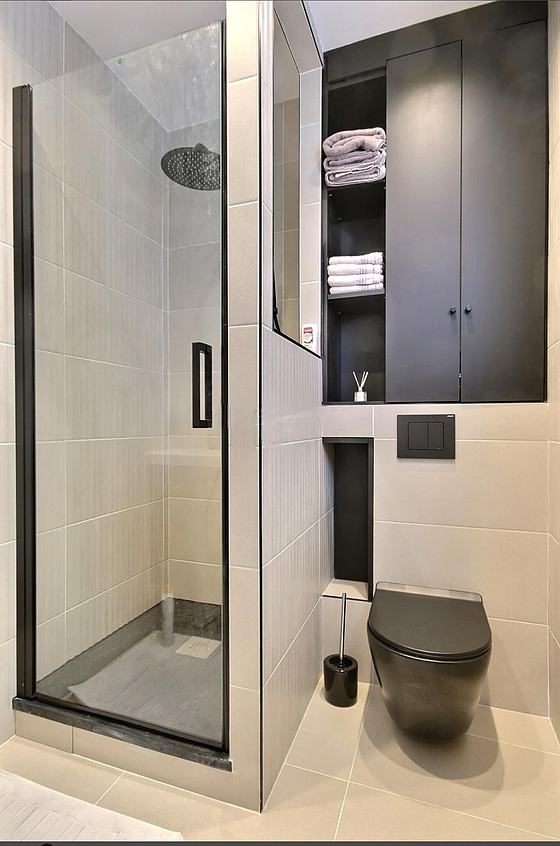 Agréable salle de bain avec du carrelage au sol