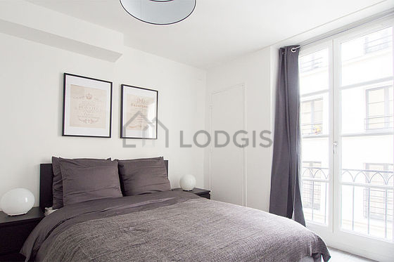 Chambre avec du parquet au sol