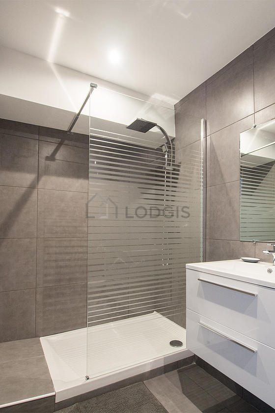 Salle de bain équipée de lave linge, sèche linge, serviettes de bain
