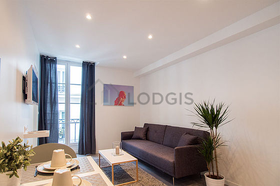 Séjour équipé de 1 canapé(s) lit(s) de 140cm, télé, 2 chaise(s)