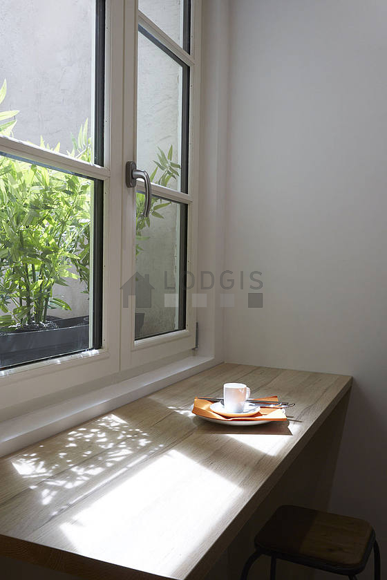 Cuisine dînatoire pour 2 personne(s) équipée de plaques de cuisson, réfrigerateur, freezer, vaisselle