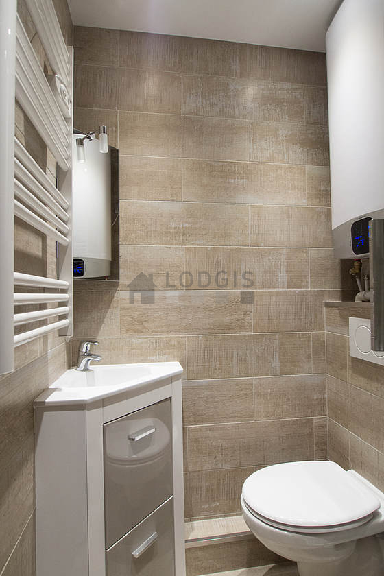 Belle salle de bain avec du carrelage au sol