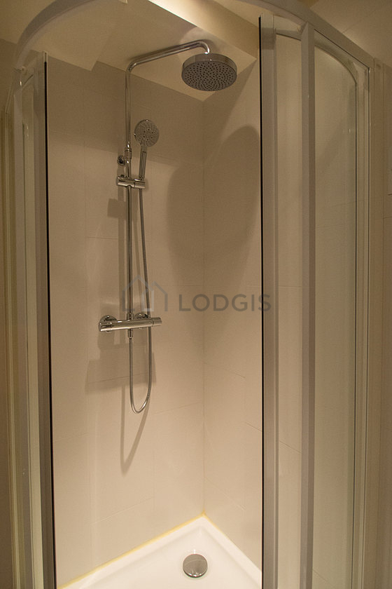 Salle de bain équipée de serviettes de bain