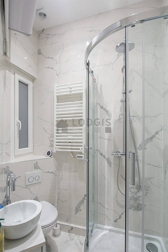 Salle de bain équipée de serviettes de bain