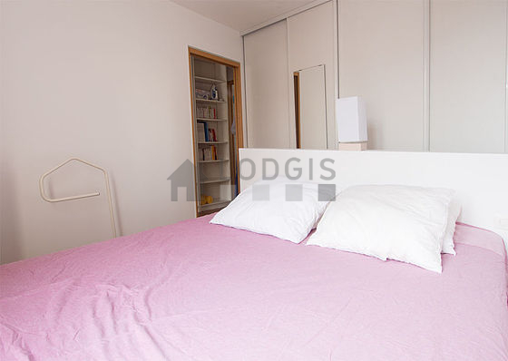 Chambre lumineuse équipée de penderie, placard