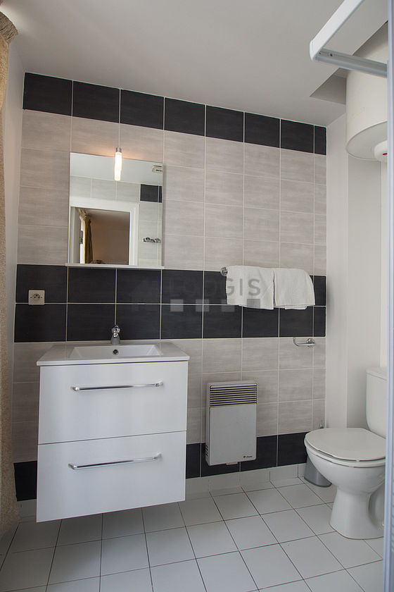 Bathroom equipped with bath towels