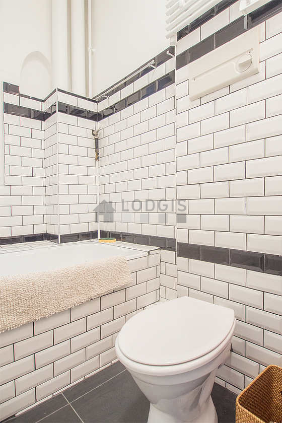 Salle de bain équipée de serviettes de bain