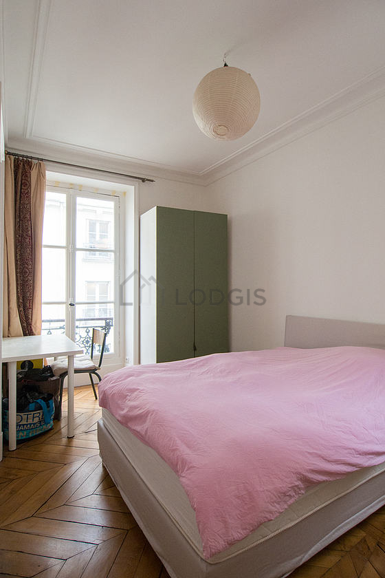 Chambre avec du parquet au sol