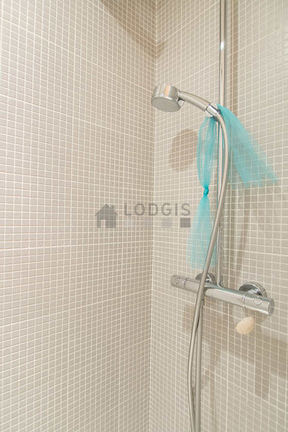 Salle de bain avec du carrelage au sol