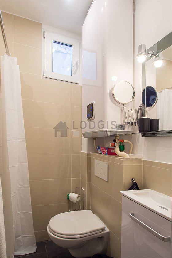 Agréable salle de bain avec fenêtres double vitrage et du carrelage au sol