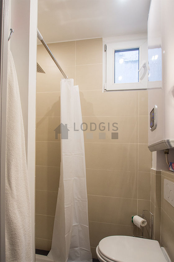 Salle de bain équipée de serviettes de bain