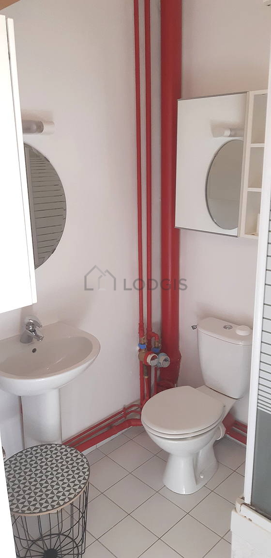 Salle de bain avec du carrelage au sol