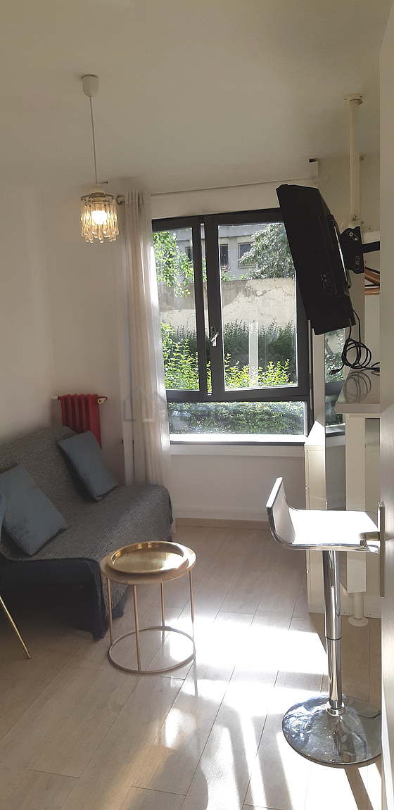 Salon avec du parquet au sol
