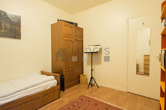Chambre avec fenêtres double vitrage