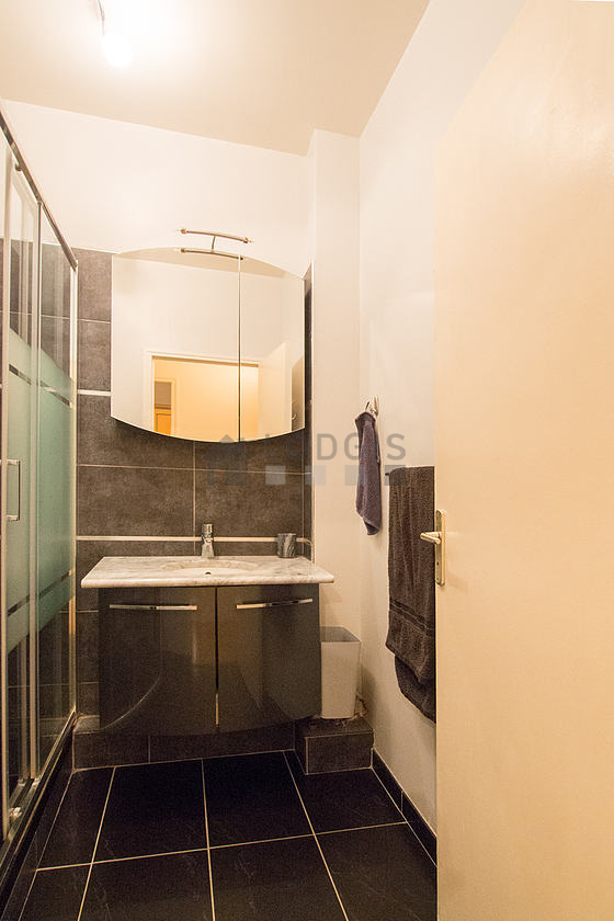Belle salle de bain avec du carrelage au sol