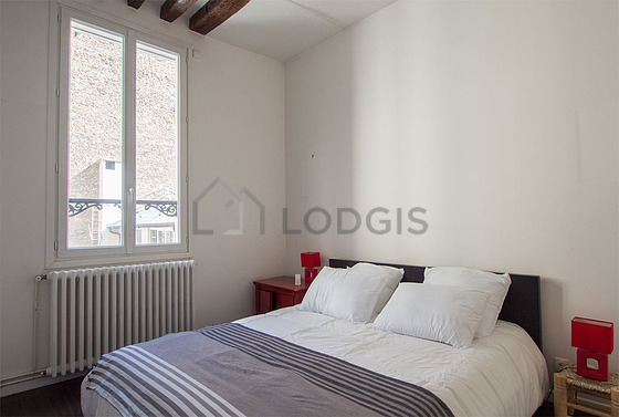 Chambre avec du parquet au sol