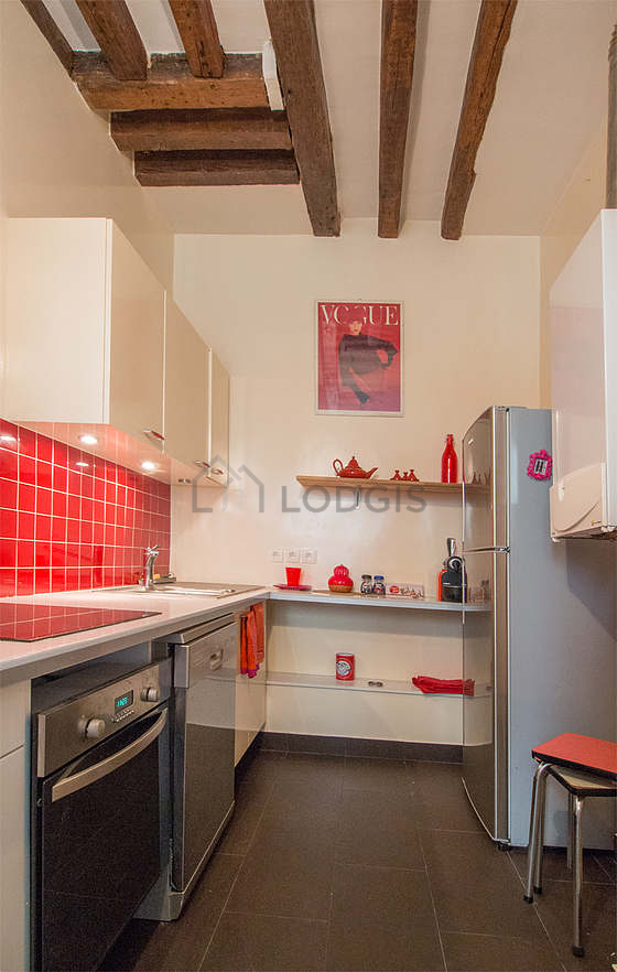 Cuisine équipée de lave vaisselle, plaques de cuisson, réfrigerateur, vaisselle
