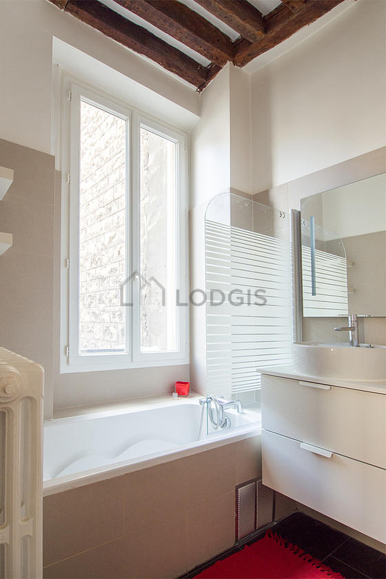 Salle de bain équipée de lave linge, etagère