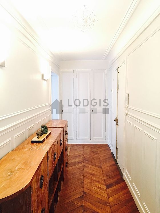 Belle entrée avec du parquet au sol et équipée de 2 chaise(s)