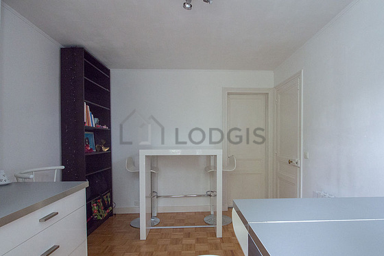 Salon de 12m² avec du parquet au sol