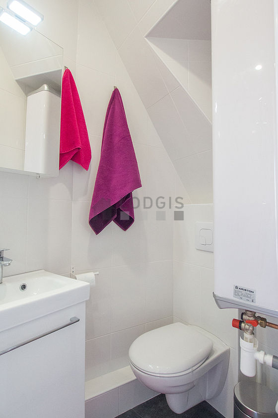 Belle salle de bain claire avec du carrelage au sol
