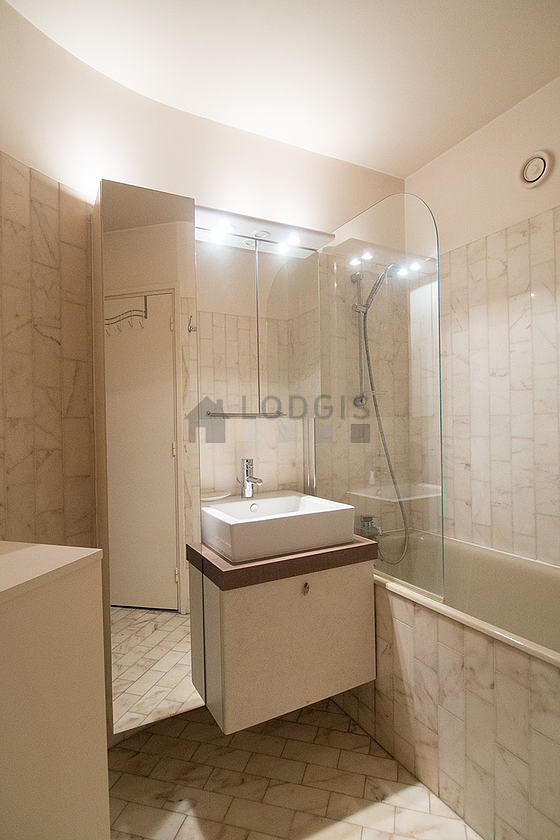 Salle de bain équipée de lave linge, serviettes de bain