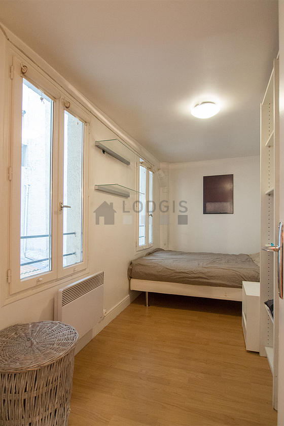 Chambre avec du parquet au sol