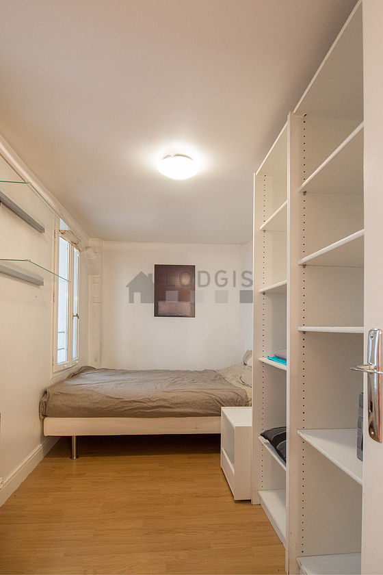 Chambre avec fenêtres double vitrage donnant sur rue