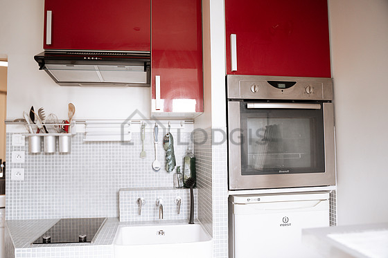 Cuisine équipée de hotte, vaisselle
