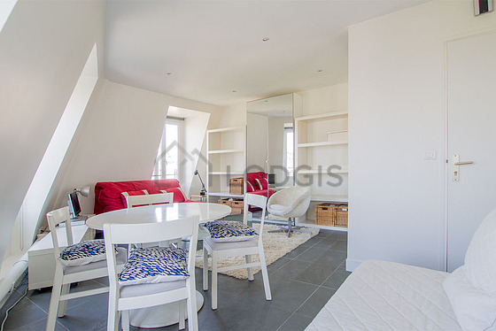 Salon avec du carrelage au sol