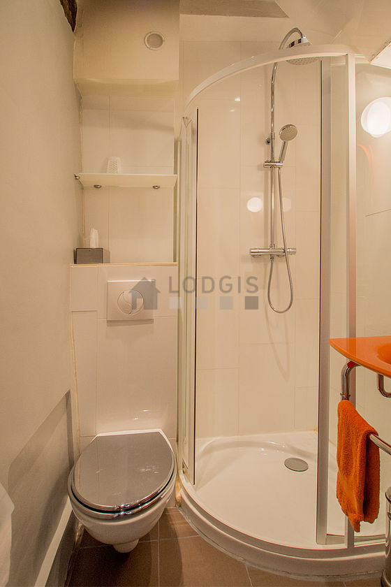 Belle salle de bain avec du carrelage au sol