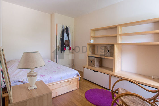 Chambre avec fenêtres double vitrage donnant sur rue