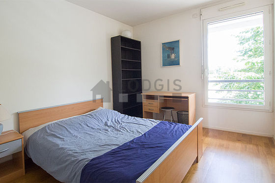 Chambre avec du parquet au sol