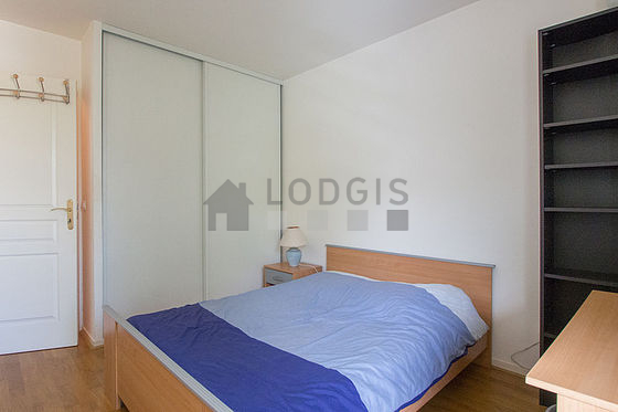 Chambre avec fenêtres double vitrage donnant sur rue