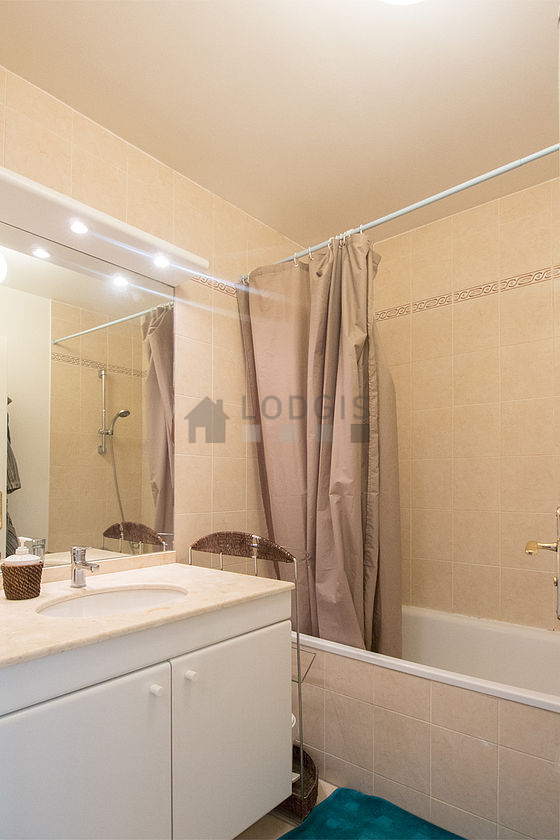 Belle salle de bain avec du carrelage au sol