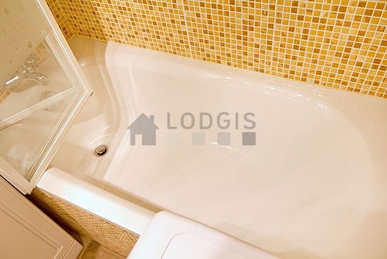 Salle de bain équipée de lave linge, sèche linge, serviettes de bain