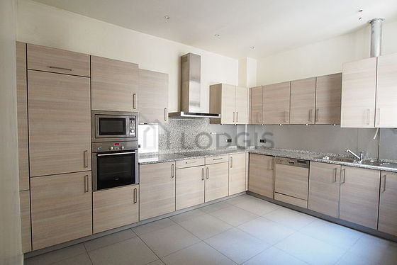 Great kitchen of 14m² with tile floor