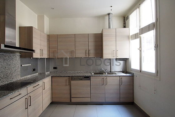 Kitchen where you can have dinner for 4 person(s) equipped with washing machine, refrigerator, extractor hood