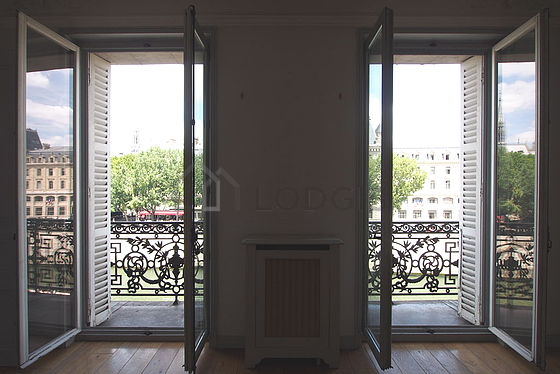 Large living room of 26m² with wooden floor