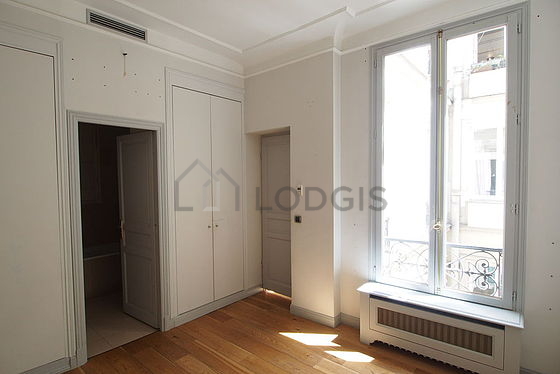 Chambre avec fenêtres double vitrage donnant sur cour