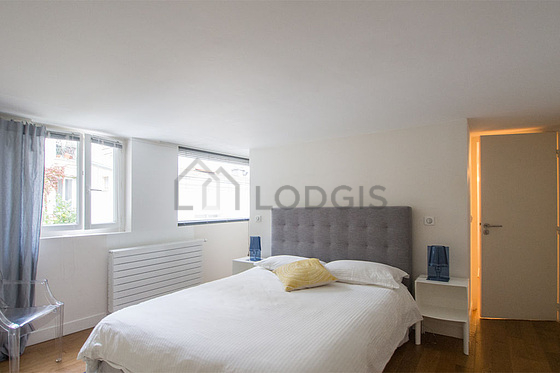 Chambre avec du parquet au sol