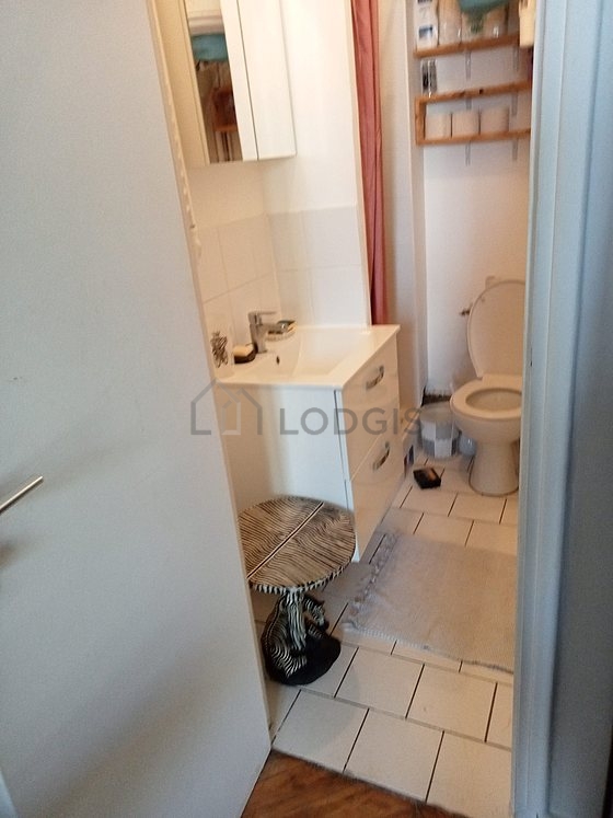 Salle de bain avec du carrelage au sol