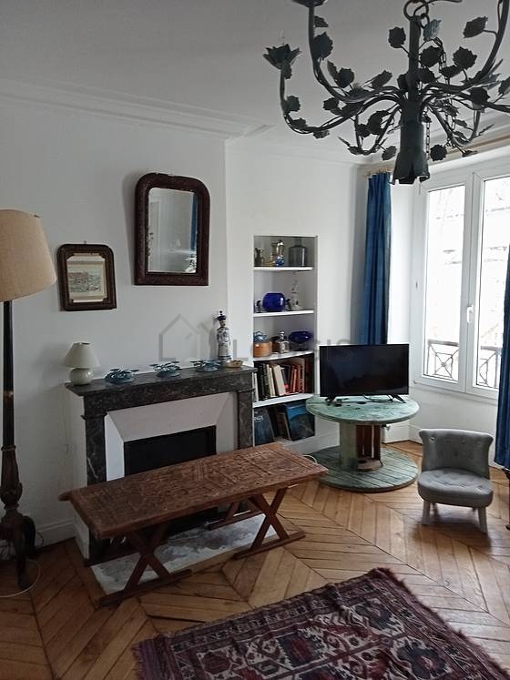 Séjour calme équipé de 1 lit(s) de 90cm, télé, penderie, 4 chaise(s)